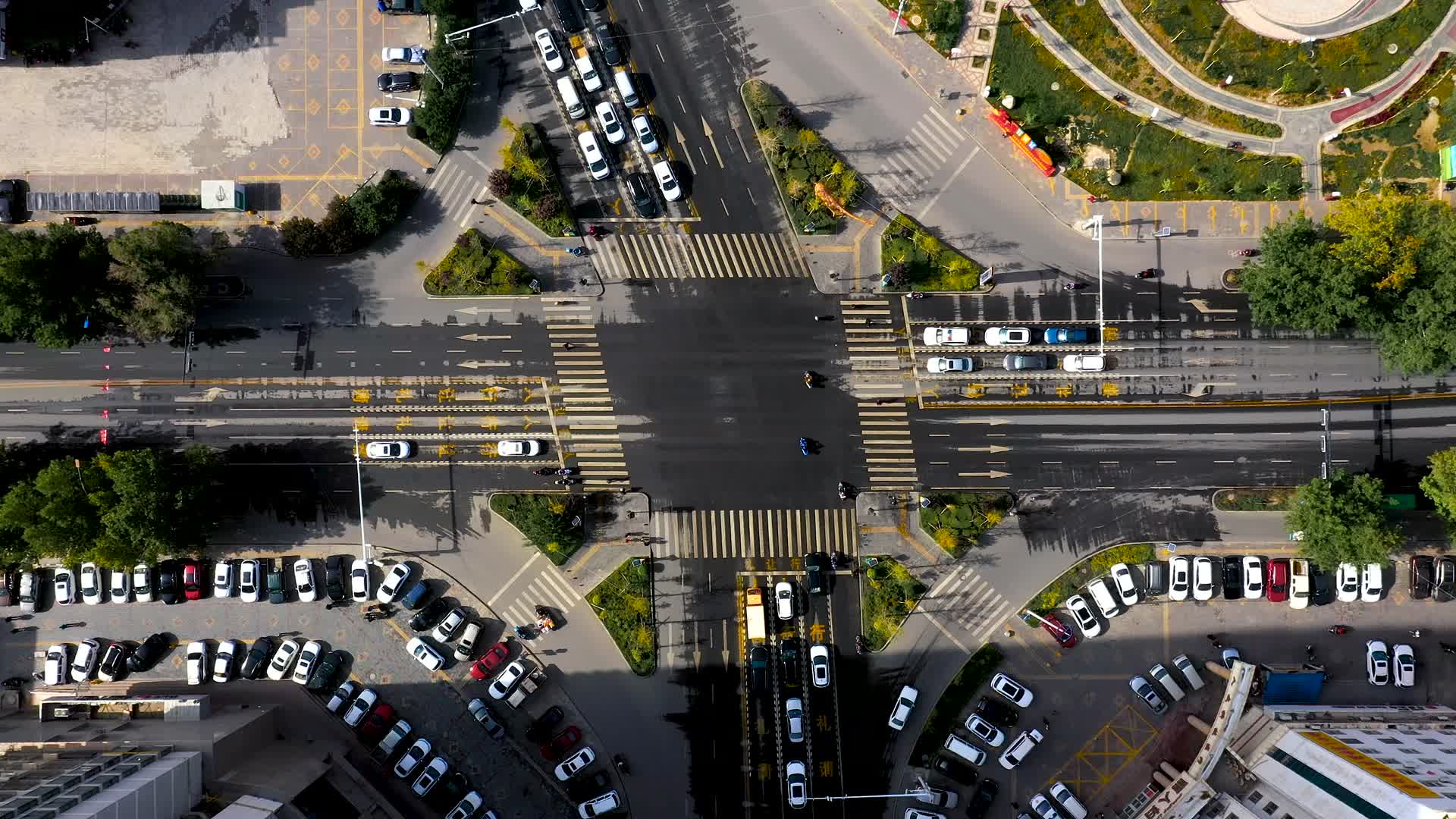 航拍阿克苏西大街十字路口视频的预览图
