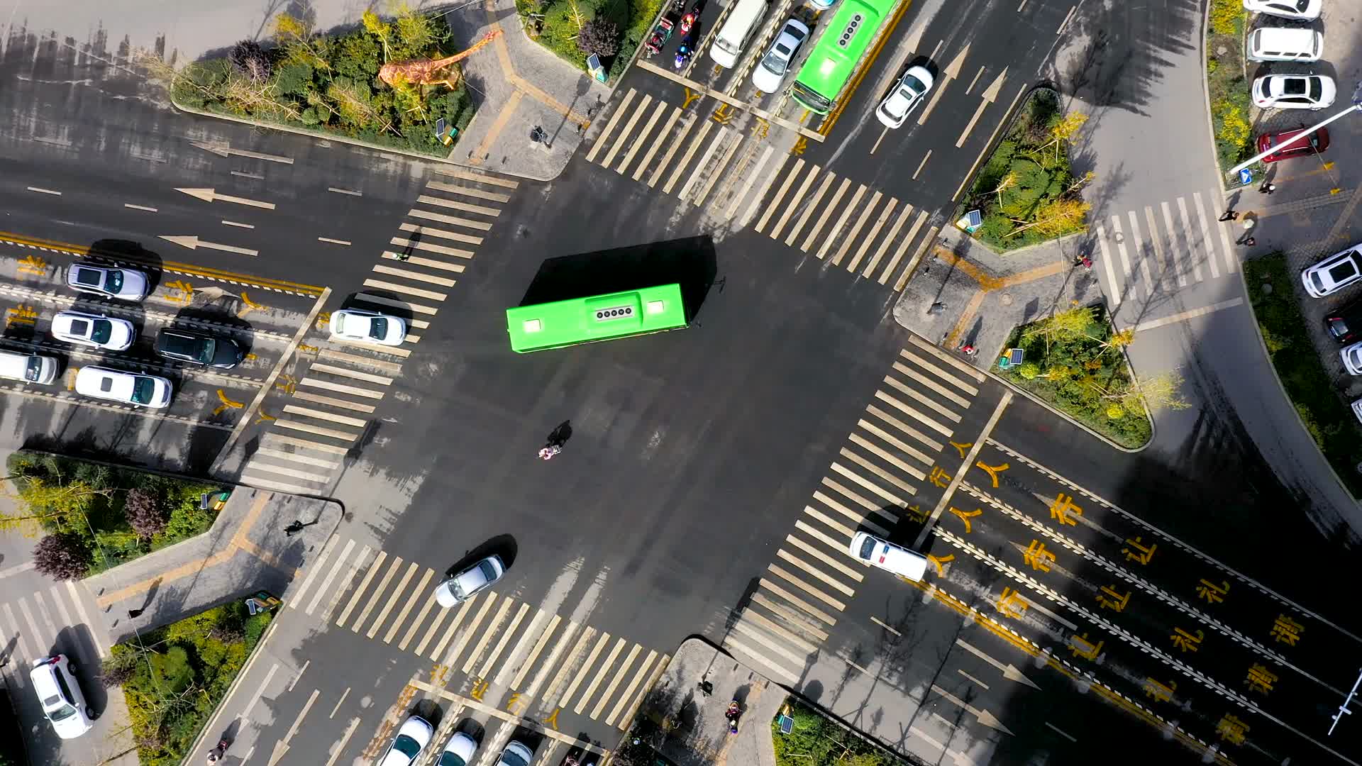 航拍阿克苏西大街十字路口视频的预览图