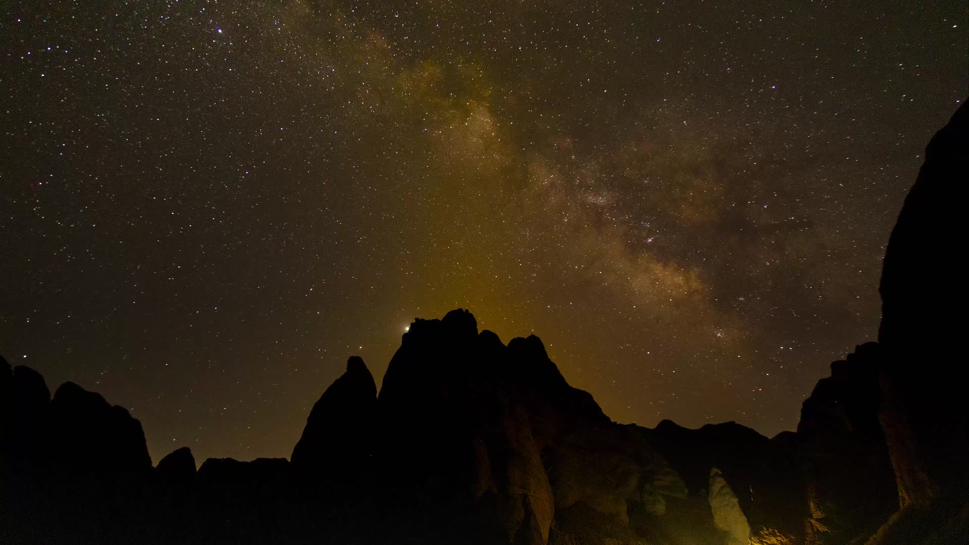 甘肃白银黄河石林地质公园银河星空延时视频的预览图