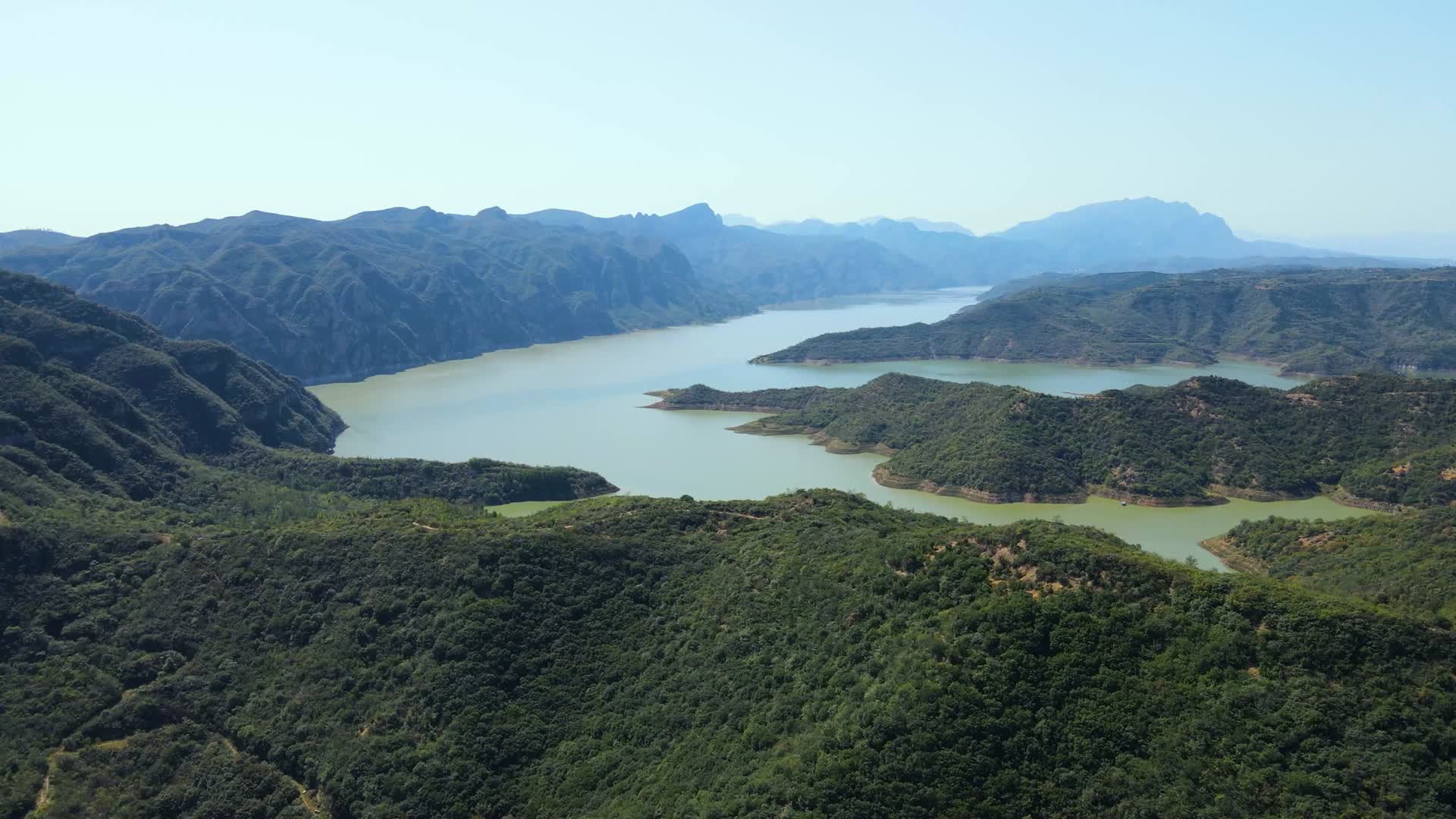 4K高清河南济源三峡实拍视频山峰和湖泊视频的预览图