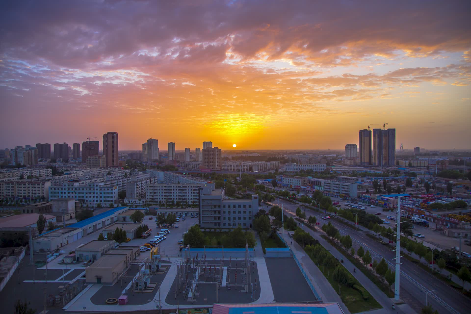 新疆阿克苏市区晨曦视频的预览图
