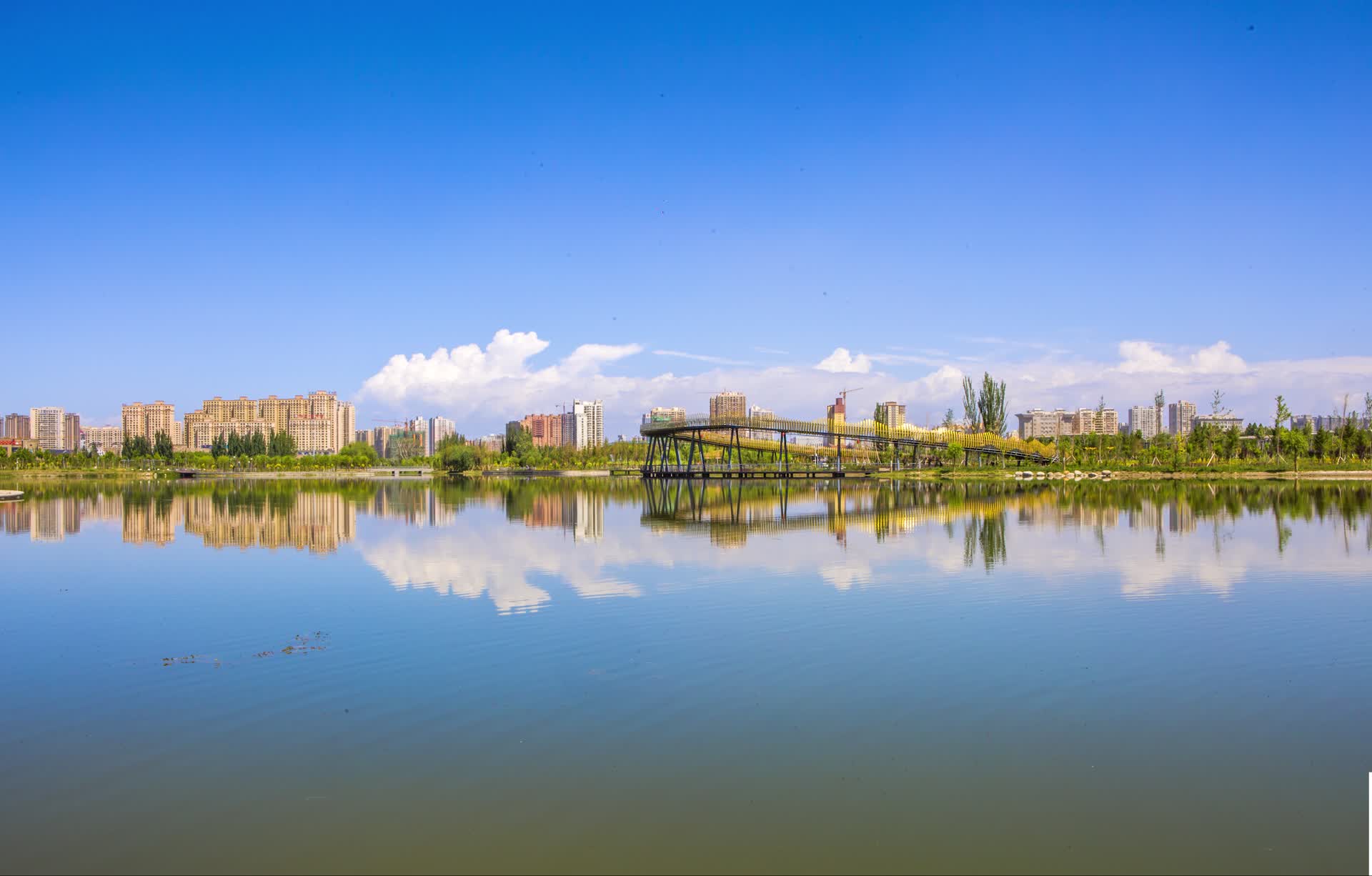 新疆阿克苏市凤泉公园蓝天白云视频的预览图