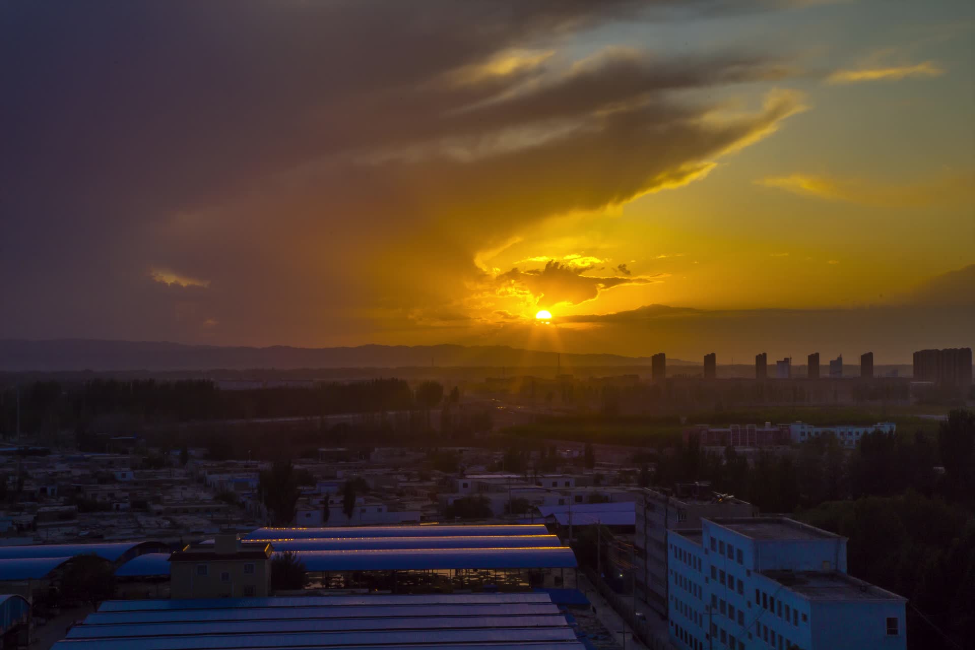 新疆阿克苏城市日落视频的预览图