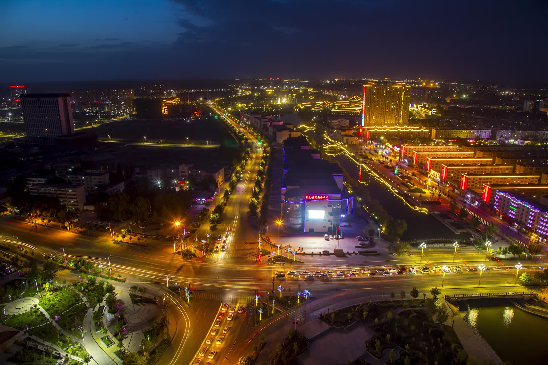 新疆阿克苏车流夜景视频的预览图