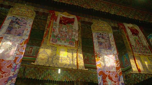 西藏寺庙朋仁曲德寺经幡视频的预览图