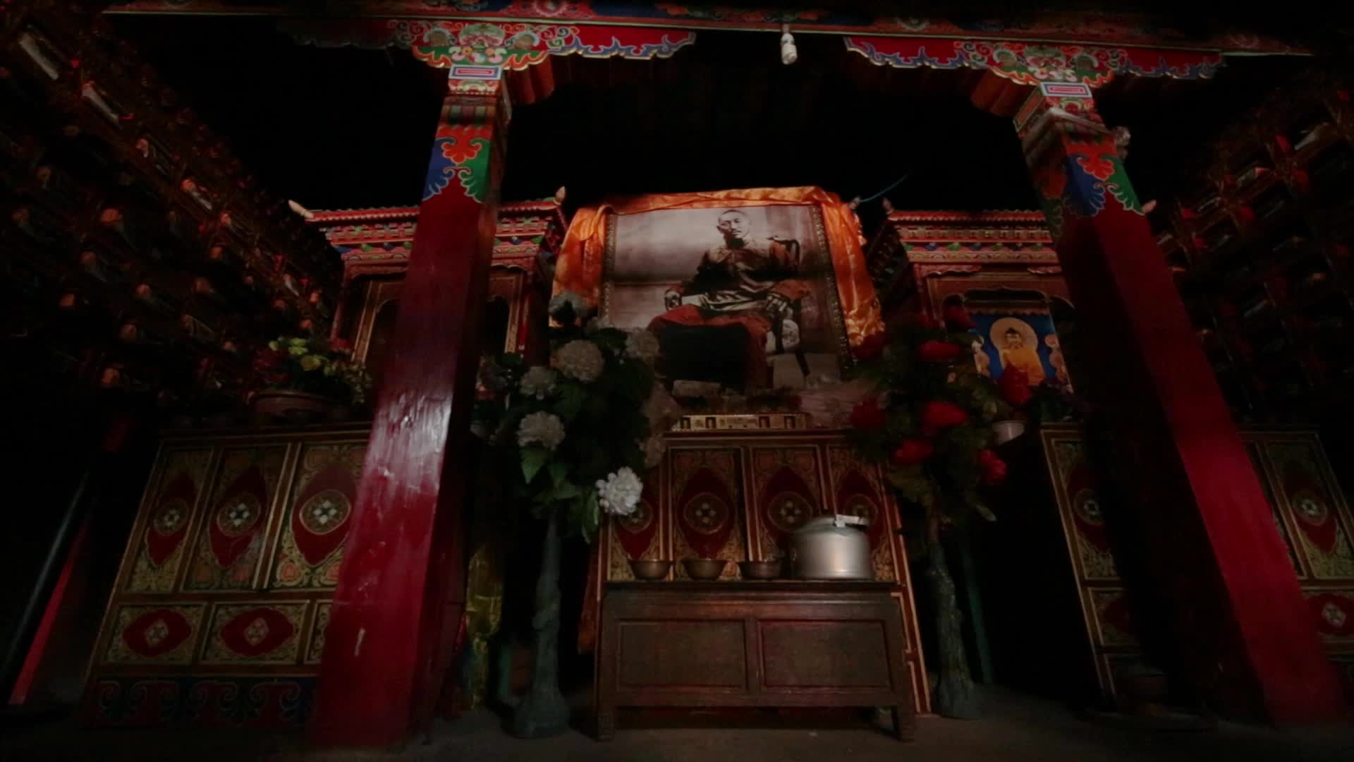 西藏寺庙朋仁曲德寺佛像视频的预览图