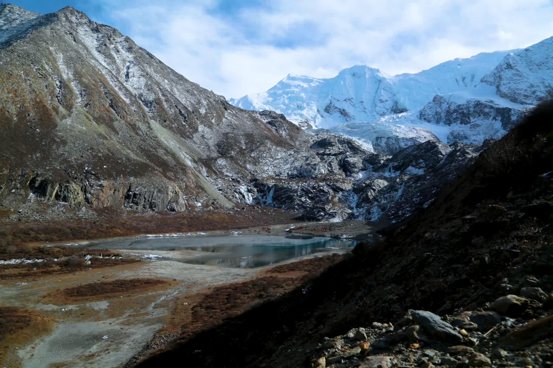 西藏朗县勃勃朗雪山移动延时摄影视频的预览图