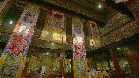 西藏寺庙朋仁曲德寺经幡视频的预览图
