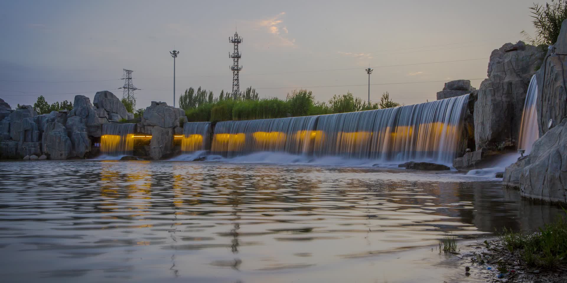 新疆阿克苏多浪河水帘洞视频的预览图