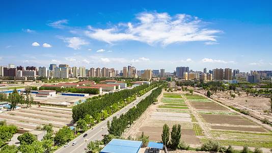 新疆阿克苏阿温大道城市全景视频的预览图