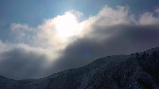 新疆雪山视频的预览图