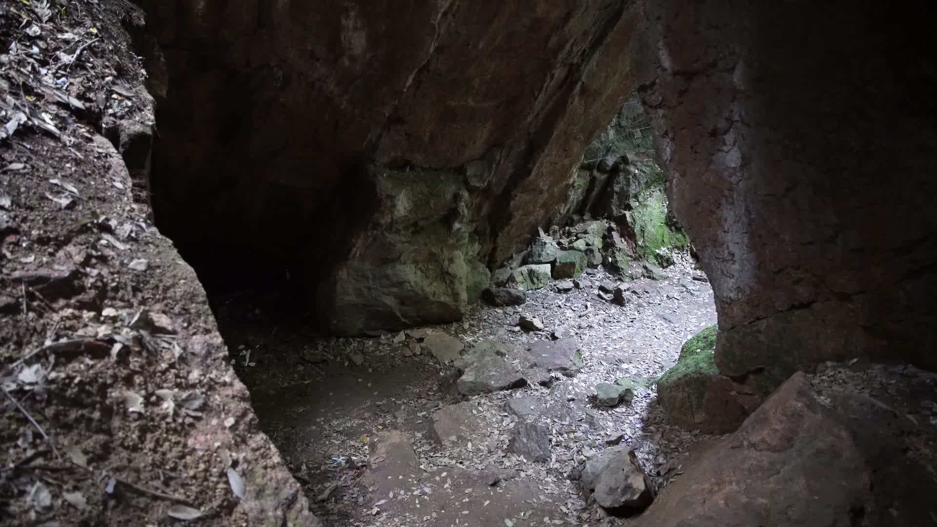 杭州宝石山景区蝙蝠洞4K视频视频的预览图