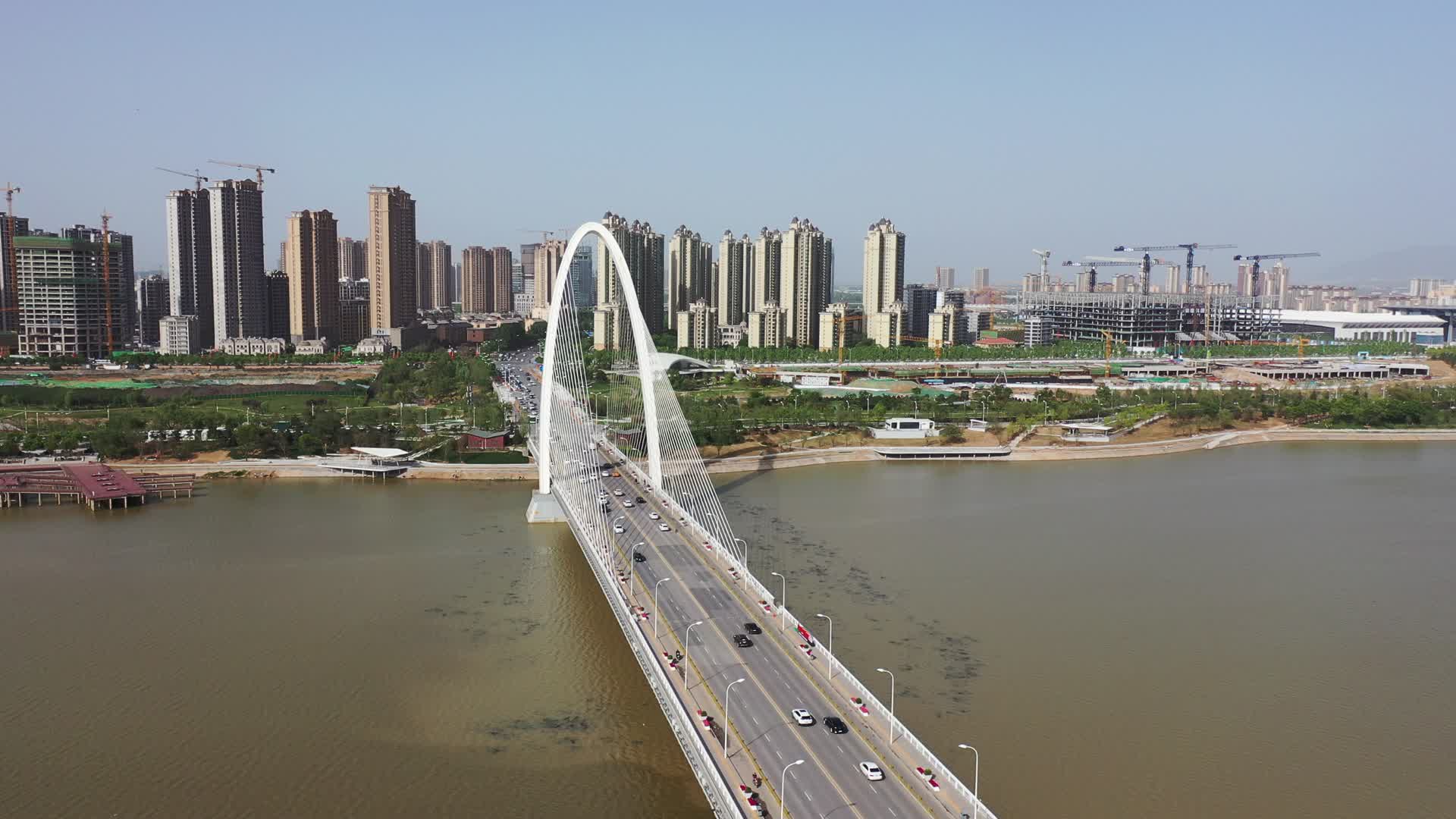 航拍西安亚欧大道浐灞桥视频的预览图