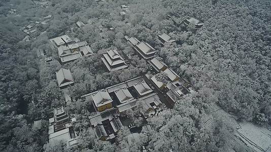 大气灵隐寺雪景4k航拍视频的预览图