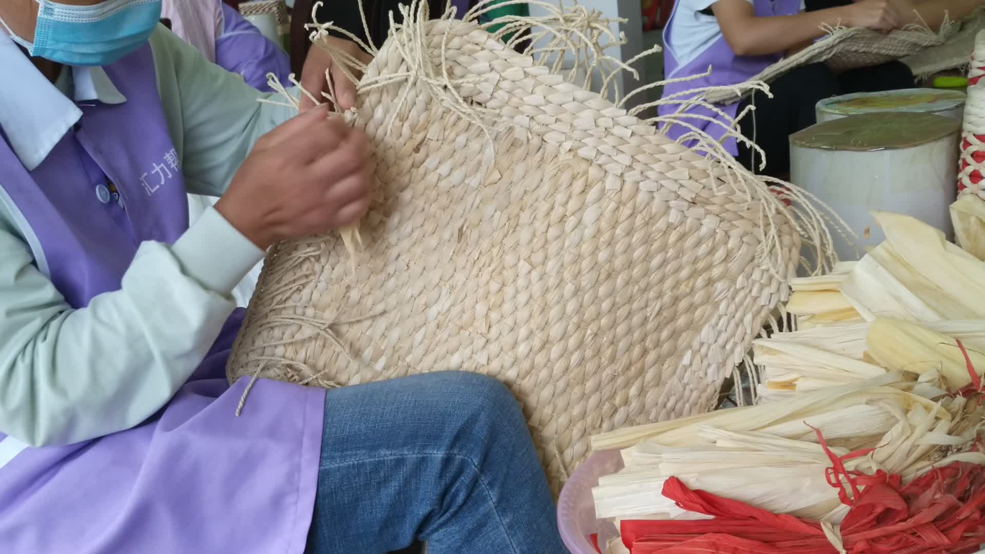 手工编织保护壳实拍视频视频的预览图