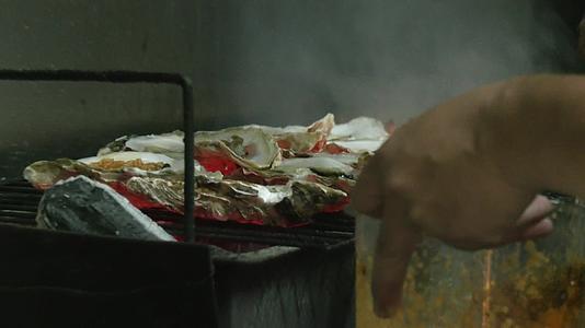 小吃街特色烤生蚝扇贝视频的预览图