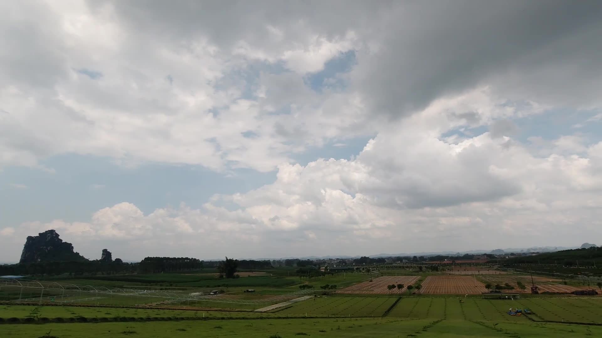 蓝天白云郊区河风光视频的预览图