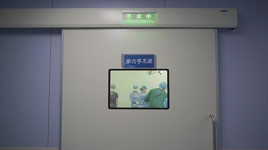 手术室医生正在做手术医院抢救视频的预览图