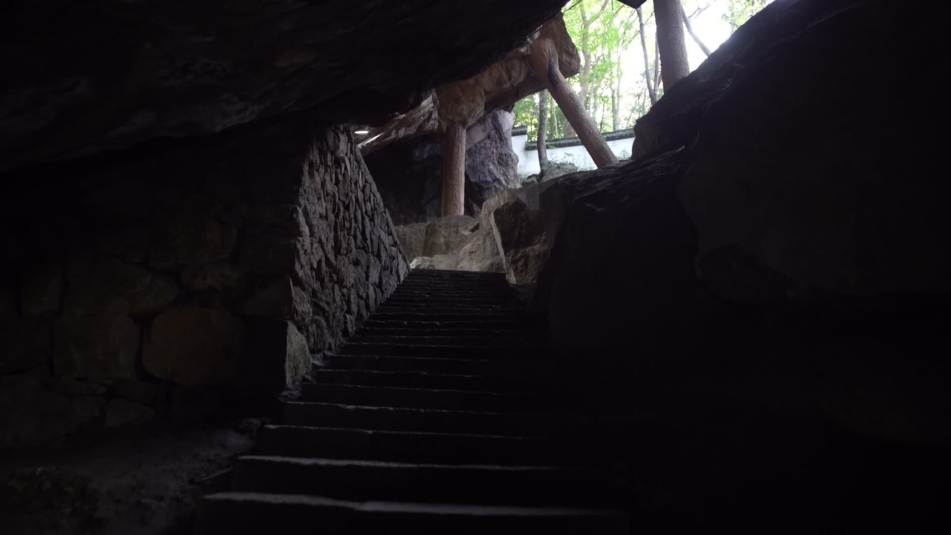 杭州宝石山风景区紫云洞4K视频视频的预览图