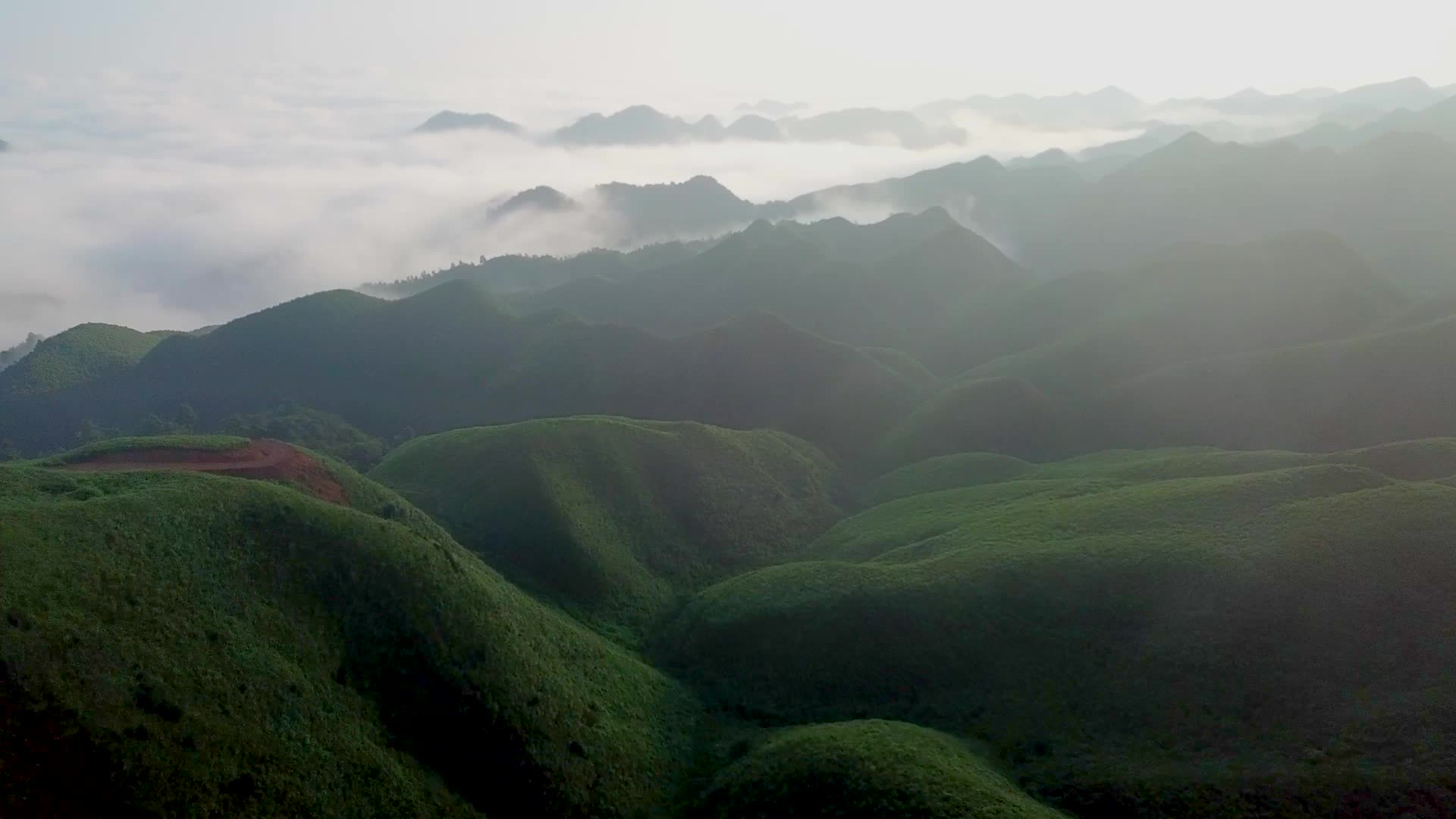 航拍晨雾山中云海云雾视频的预览图