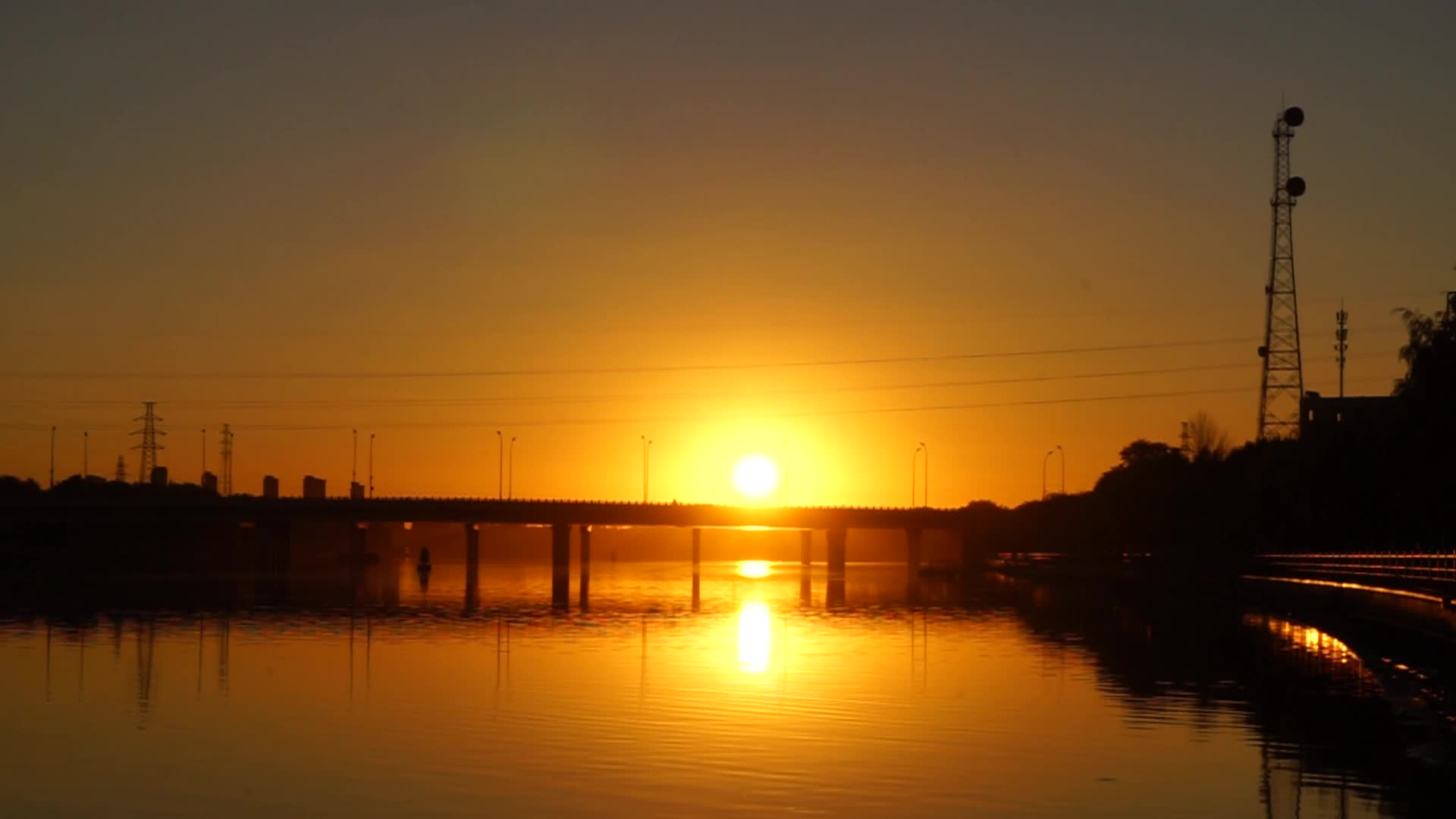 大桥日出水边日出城市日出清晨日出北京通州大运河视频的预览图
