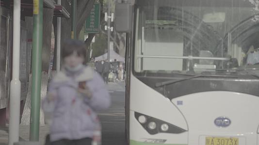 城市公交车绿色出行上下公交视频的预览图