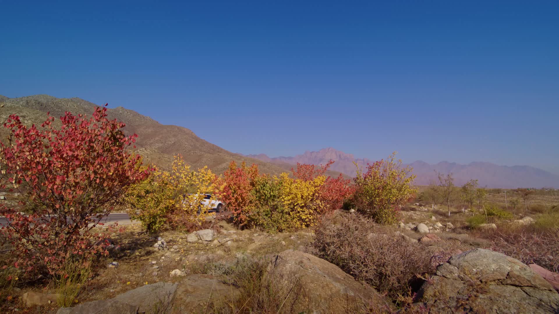 4K航拍宁夏贺兰山滚钟口景区视频的预览图