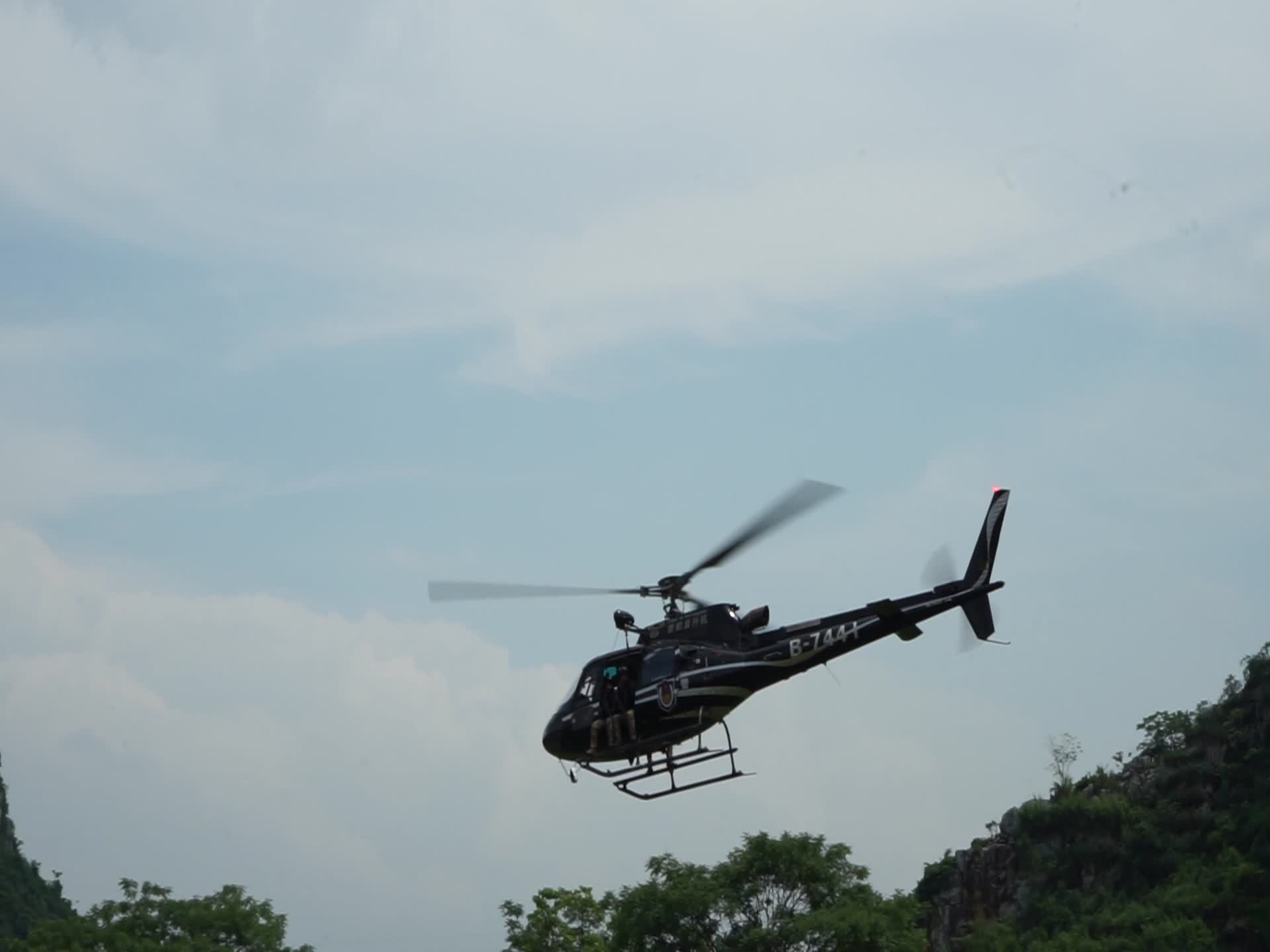 直升机起飞特警直升机巡逻起飞表演视频的预览图