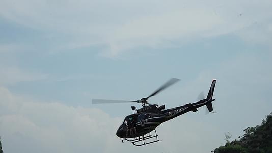 直升机起飞特警直升机巡逻起飞表演视频的预览图