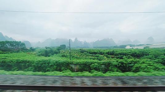 高铁桂林动车窗外风景视频的预览图
