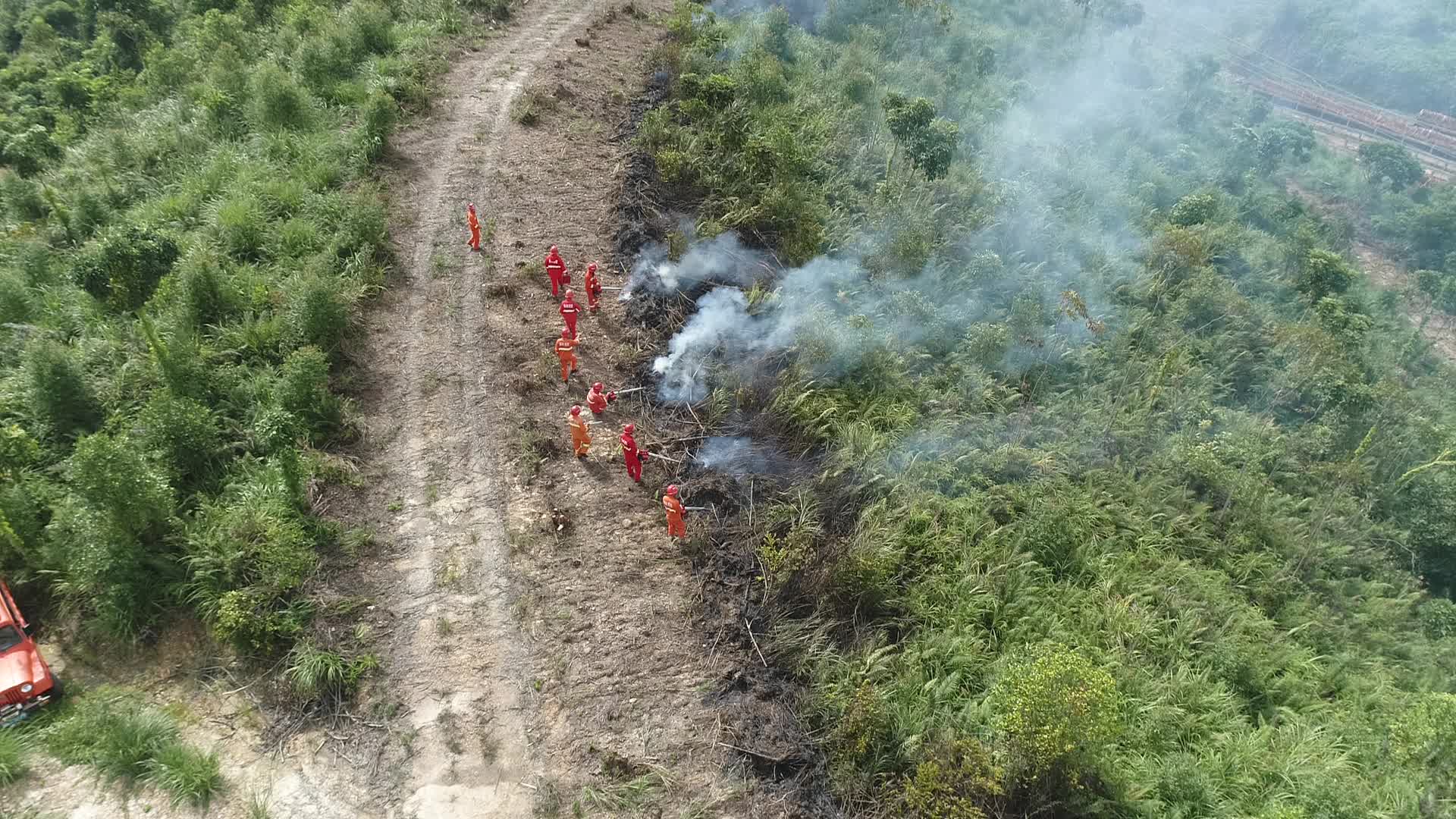 航拍救火防火演练森林扑山火演习救援演练视频的预览图