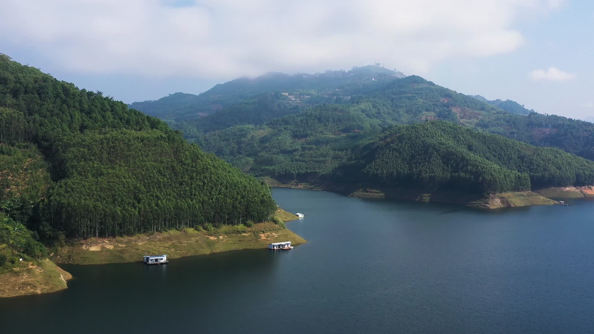 大气贵州万峰湖航拍网箱养殖渔船游船风景视频的预览图