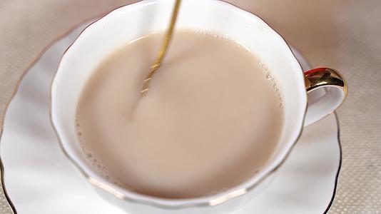 4K实拍搅拌奶茶视频的预览图