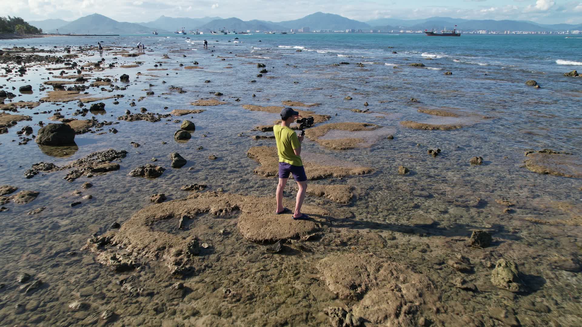 海南亚龙湾航拍4K海景视频的预览图