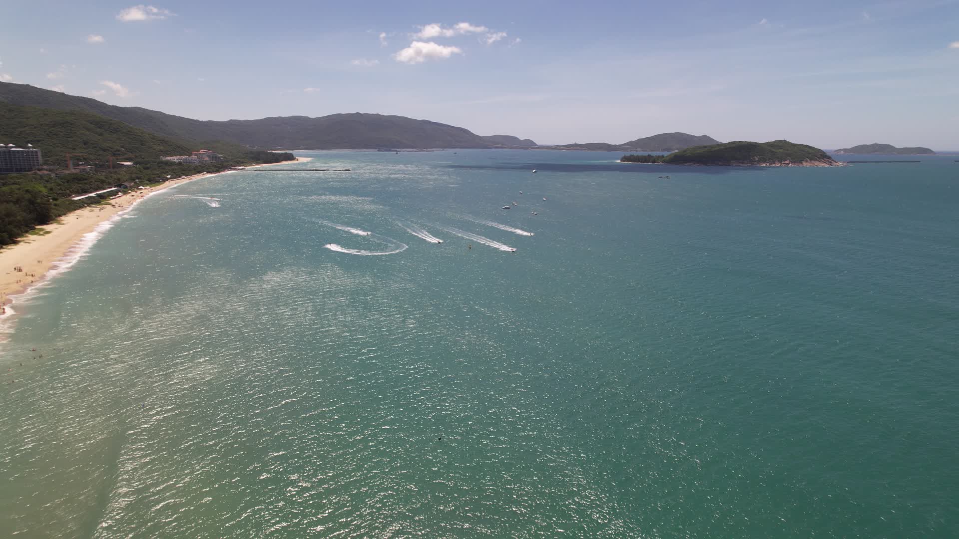 海南三亚亚龙湾海浪大海4K航拍视频的预览图