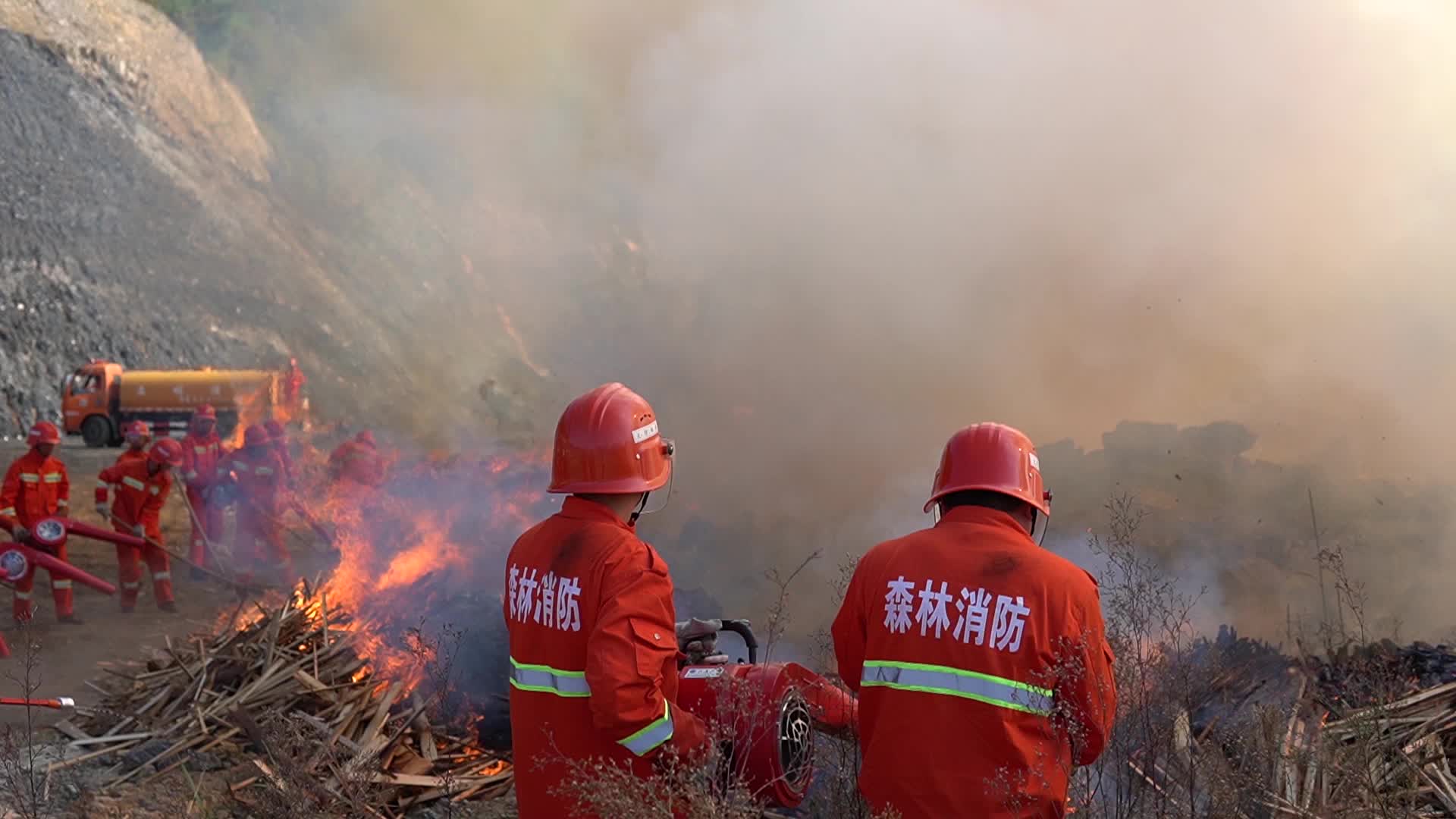 森林消防灭火防火应急演练视频的预览图