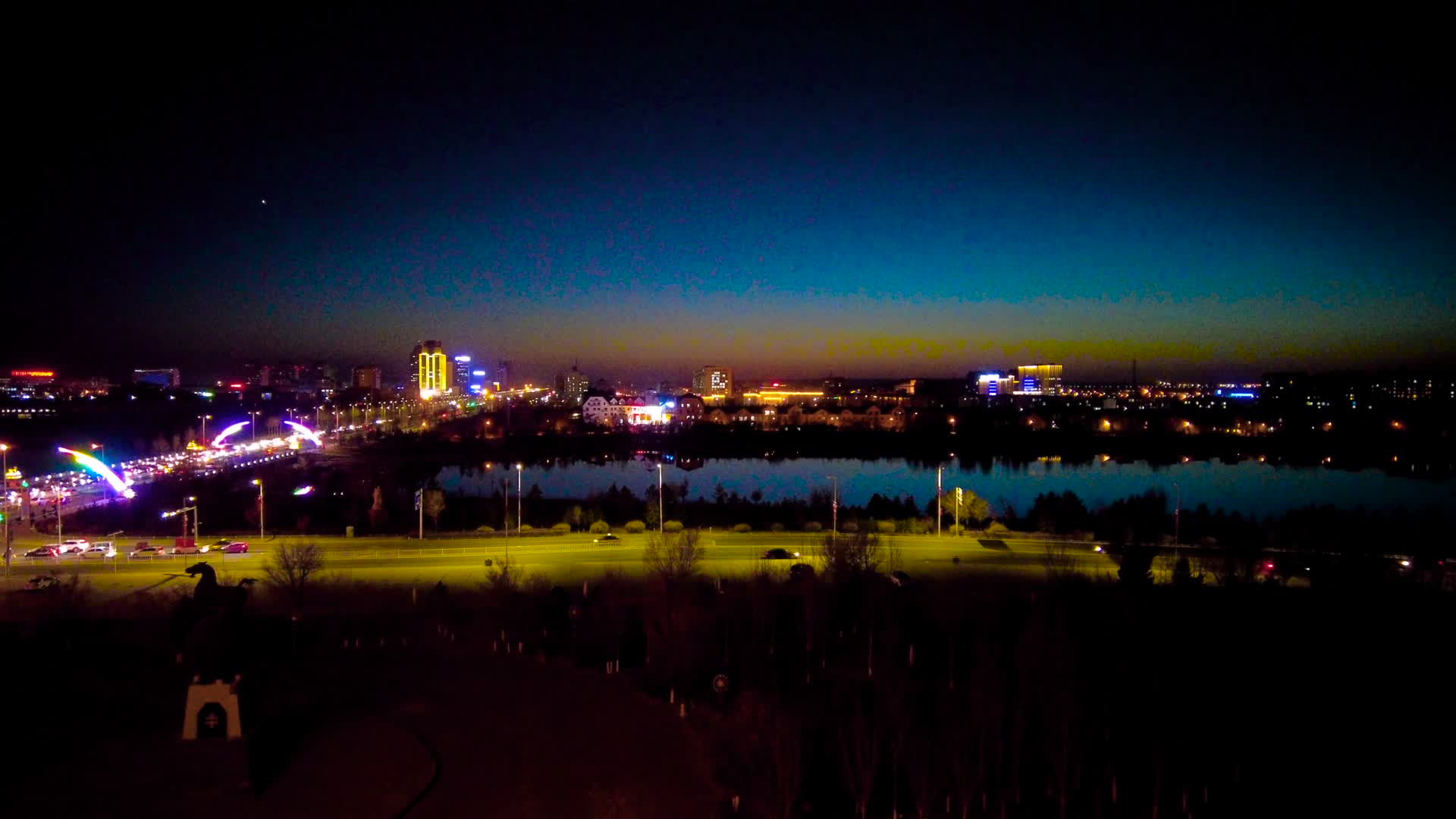 夜幕下城市灯火阑珊街道车流行人4k延时拍摄视频视频的预览图