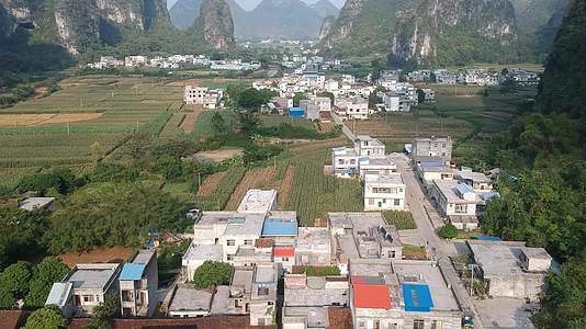 广西桂林都安山区中的乡村航拍视频的预览图