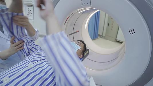 医院医生给患者CT扫描工作镜头合集视频的预览图