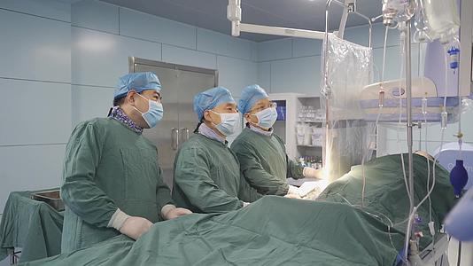 医院医生做手术工作镜头合集视频的预览图