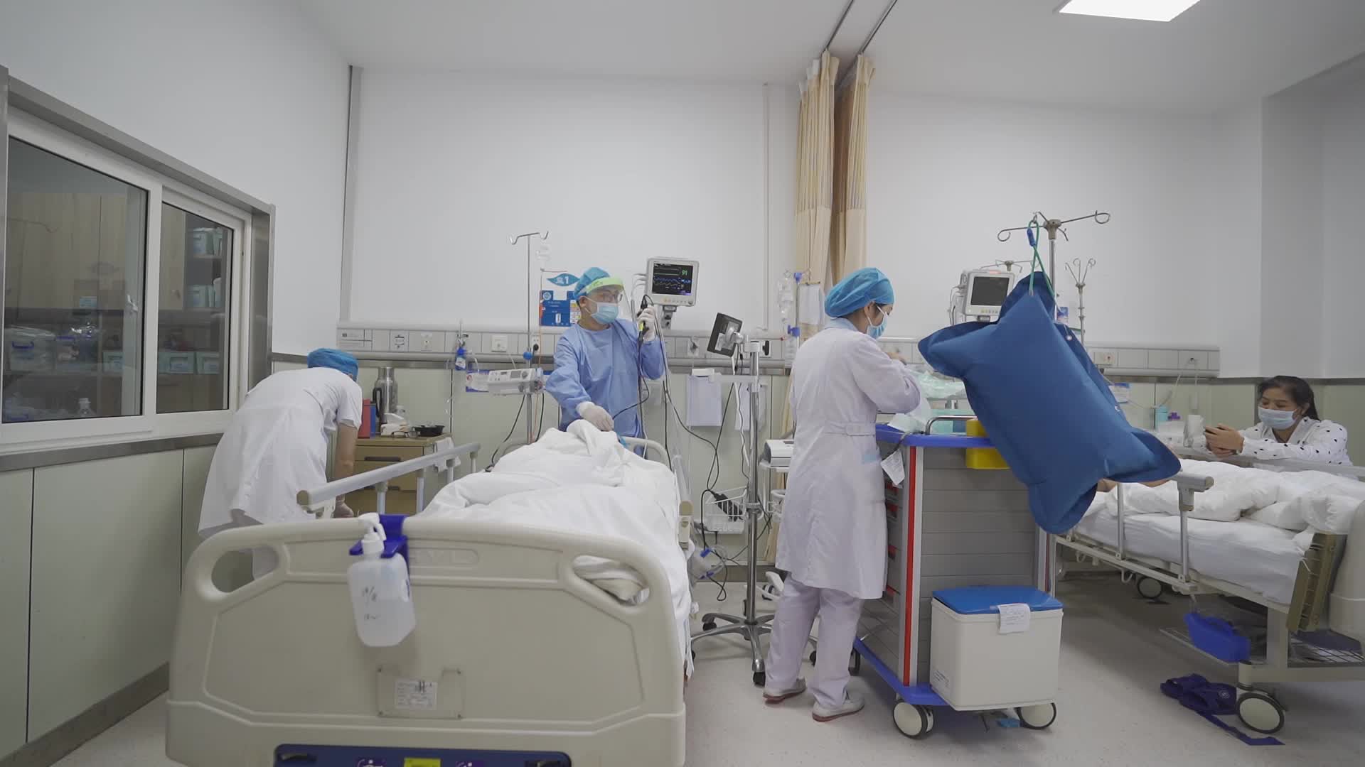 医院医生工作检查探视患者合集视频的预览图