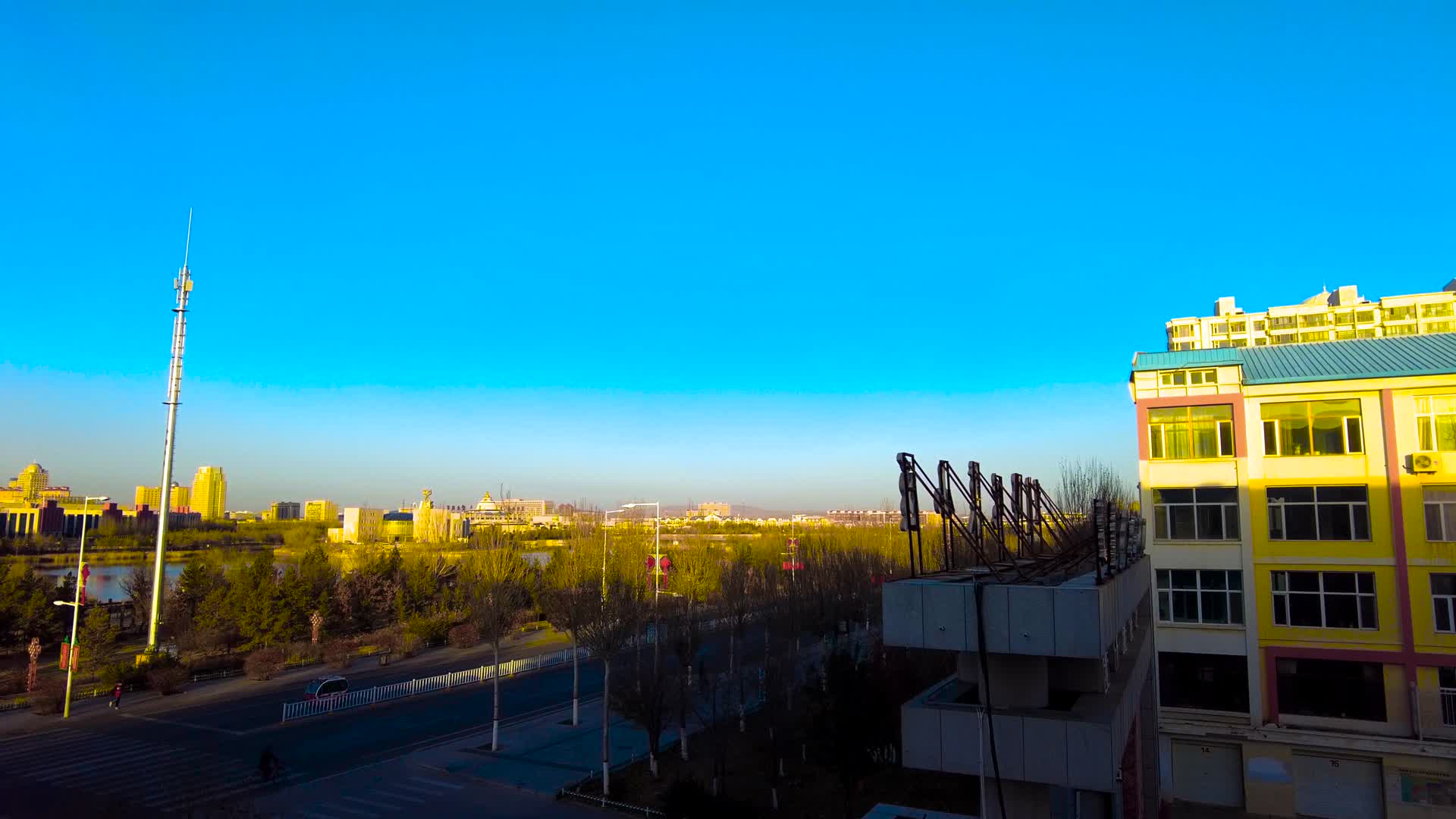 清晨城市日出光影的变化4k延时拍摄视频视频的预览图