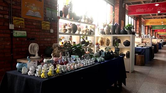 陶瓷市场里琳琅满目的陶瓷制品视频的预览图