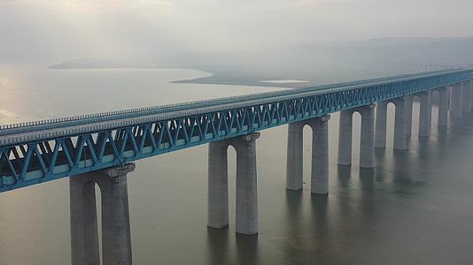 4K航拍河南三门峡公铁黄河大桥视频的预览图