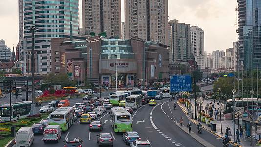 4K上海徐家汇人流车流延时视频的预览图