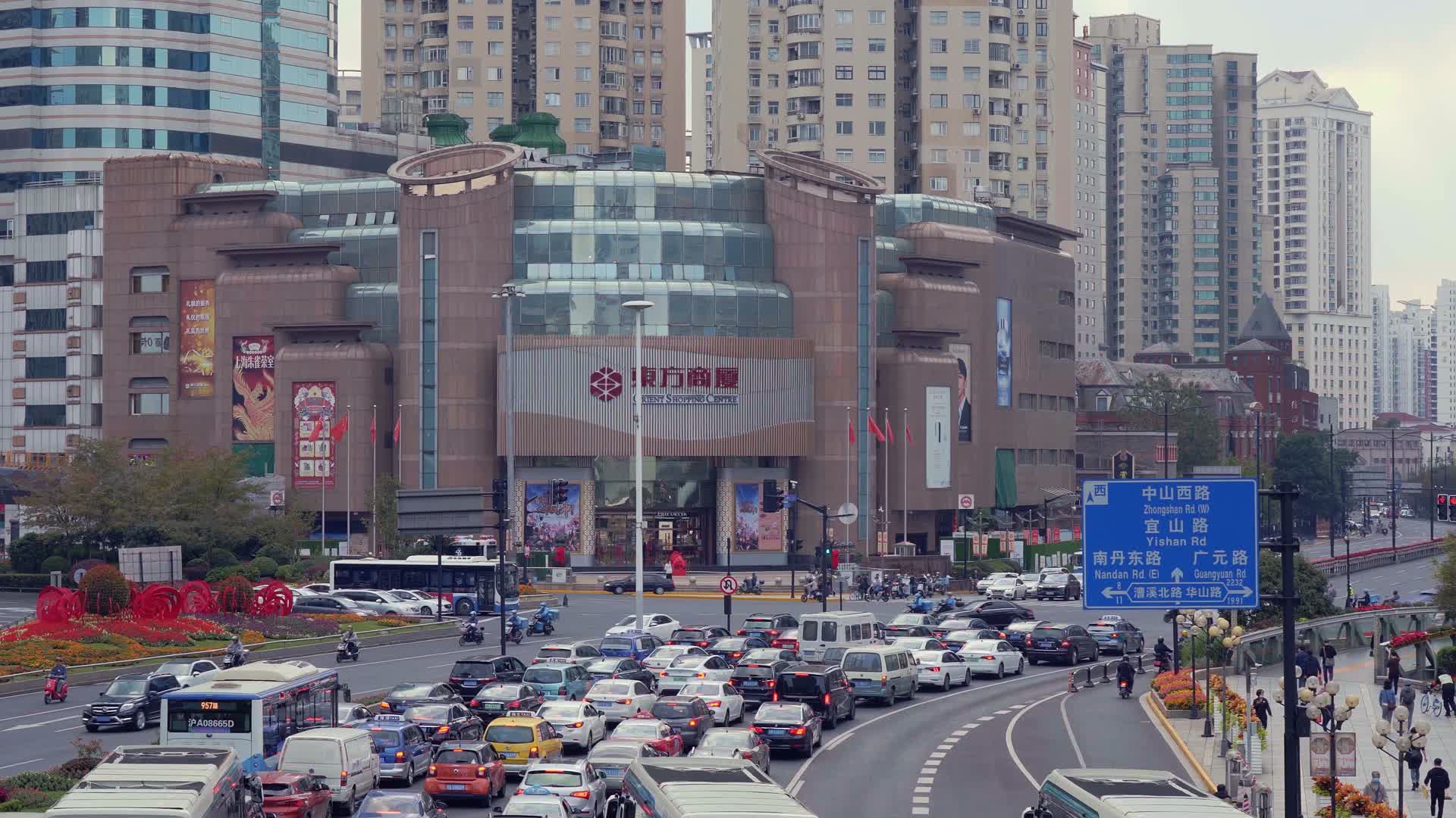 上海徐家汇人流车流拥挤堵车视频的预览图