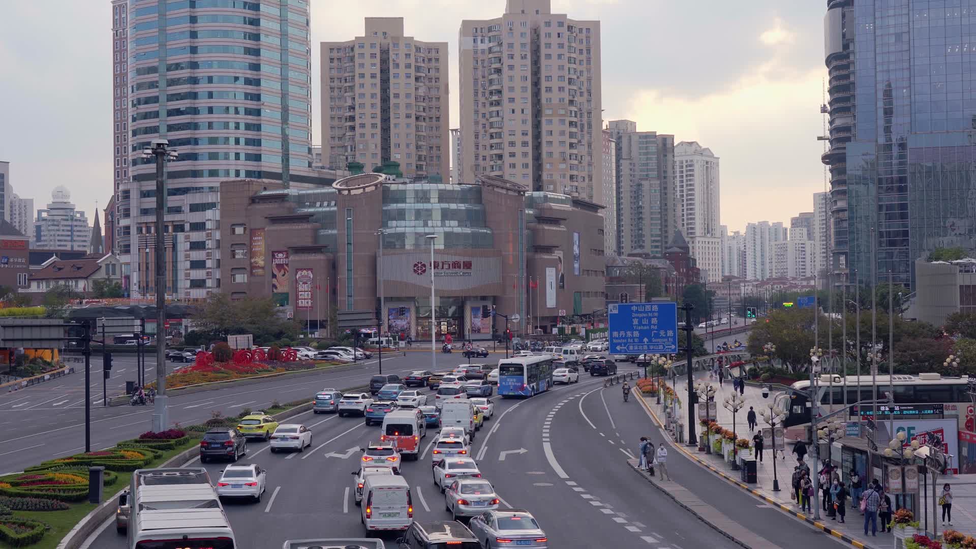 上海徐家汇人流车流视频的预览图