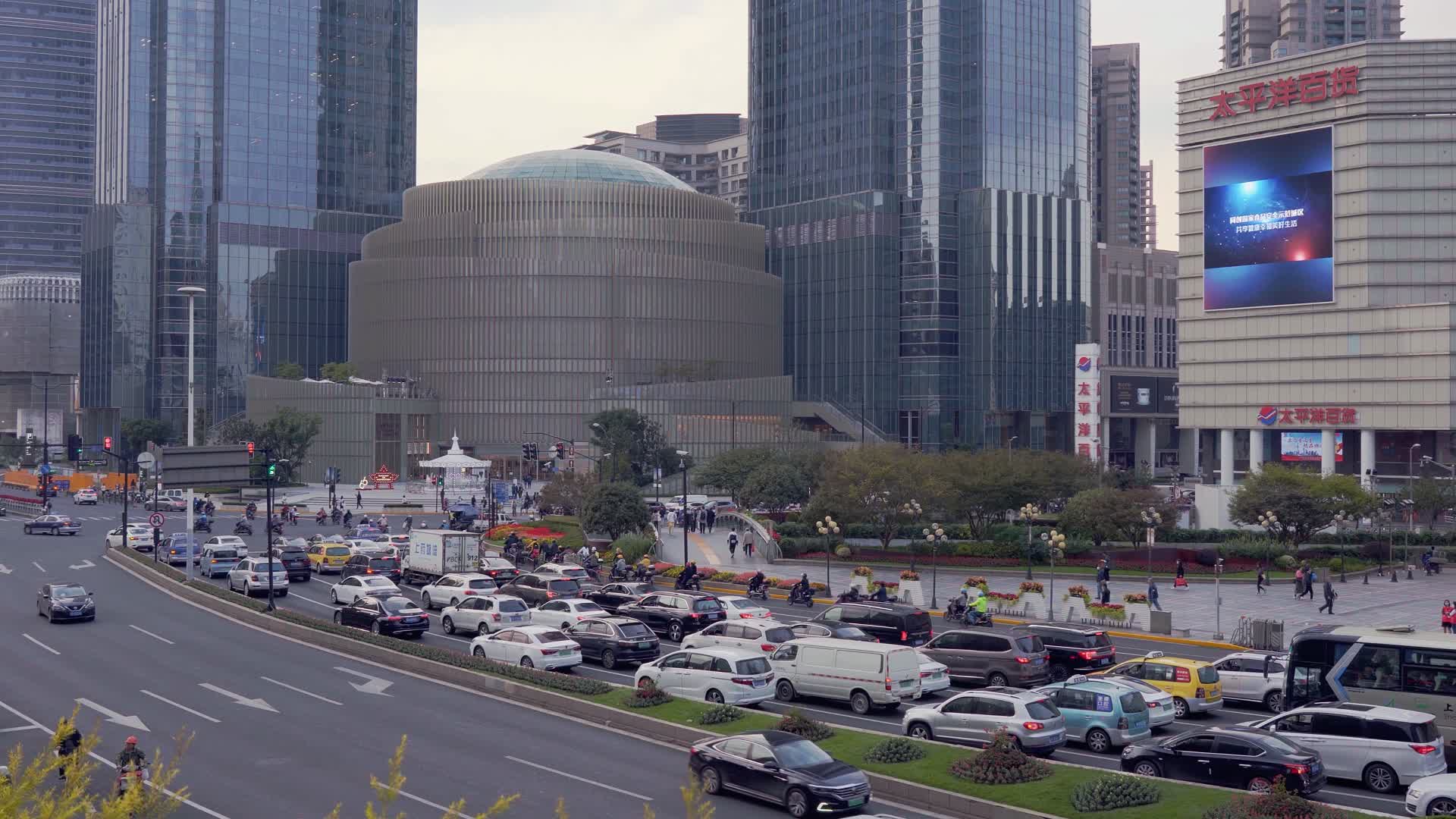 上海徐家汇人流车流交通视频的预览图