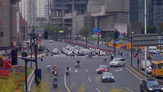 4K上海徐家汇繁忙交通视频的预览图