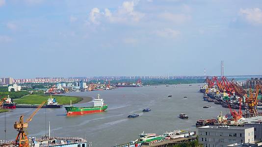 上海黄浦江航运忙碌运输视频的预览图